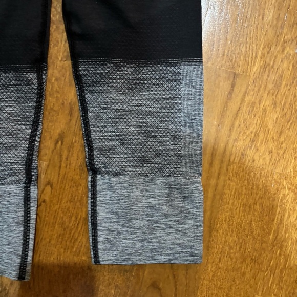 Lululemon Seamlessly Street Crop Yoga Leggings Black Gray Ombre Stretch Size 4 - Picture 8 of 11